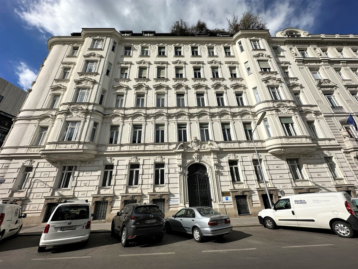 Repräsentative Altbaufläche direkt bei der französischen Botschaft