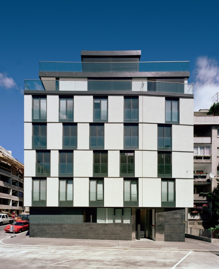 Lichtdurchflutetes DG-Büro mit Balkon und Garage