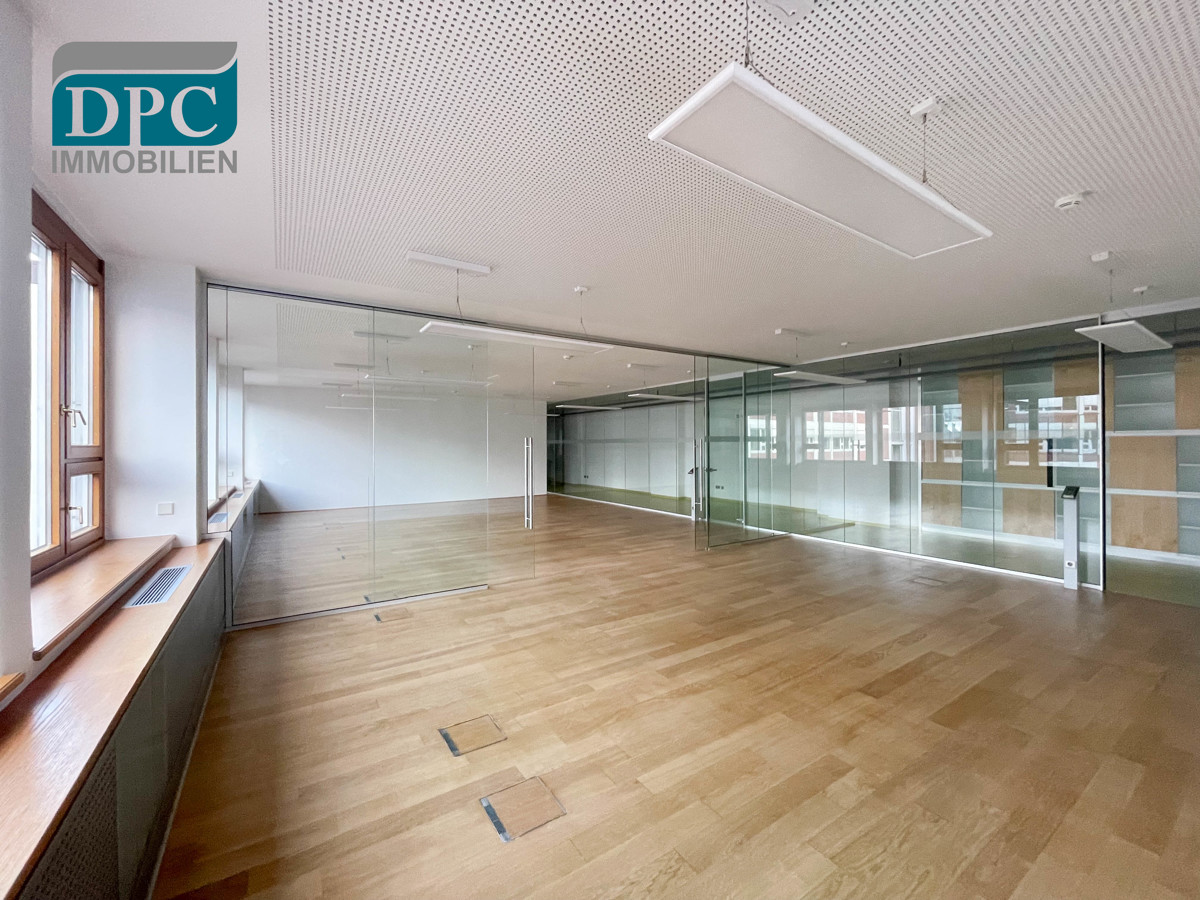 Schöne helle Bürofläche in historischem Gebäude